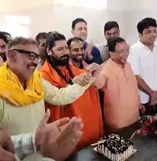Panipat Politics : महंत लोकेश दास ने विज-भाटिया का शीत युद्ध कम करवाया, दोनों के हाथ मिलवाए, पढ़ें PehlaPanna , Pehla Panna