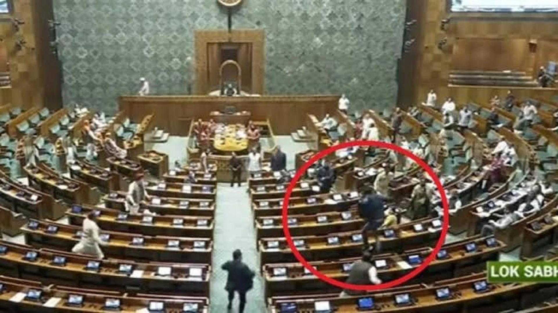 Lok Sabha Security Breach : संसद पर आतंकवादी हमले की 22वीं बरसी पर एक बार फिर सुरक्षा में चूक,  दो युवक अंदर कूदे, खालिस्‍तानी पन्‍नू ने धमकी दी थी, हरियाणा के जींद की युवती को संसद के बाहर पकड़ा , Pehla Panna