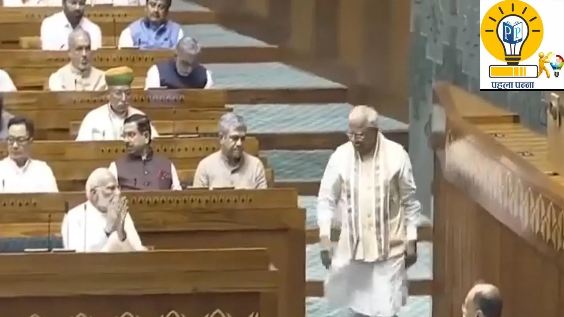 Parliament Session : संसद में मोदी और मनोहर की दोस्‍ती की तस्‍वीर, शपथ लेकर नीचे उतरे तो पहले प्रधानमंत्री नरेंद्र मोदी ने बधाई दी, इसके बाद मनोहर ने की नमस्‍ते, हरियाणा के लिए क्‍या गहरे मायने, Pehla Panna